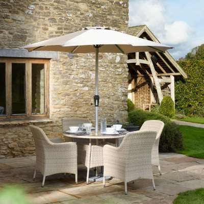 Bramblecrest Tetbury 4-Seat Dining Set With Round Tree Free Top Table &amp; Parasol - Nutmeg